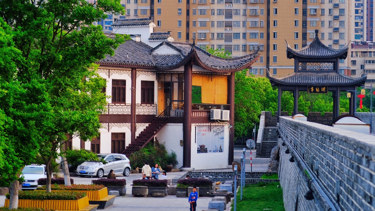 站在修复的宋城上感叹滁州不再是太守口中的穷乡僻